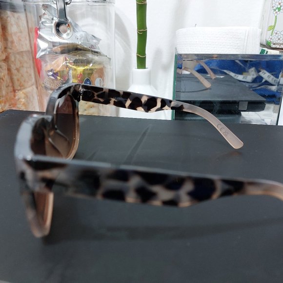 Liz Claiborne Womens UV Protection Sunglasses - Picture 2 of 7